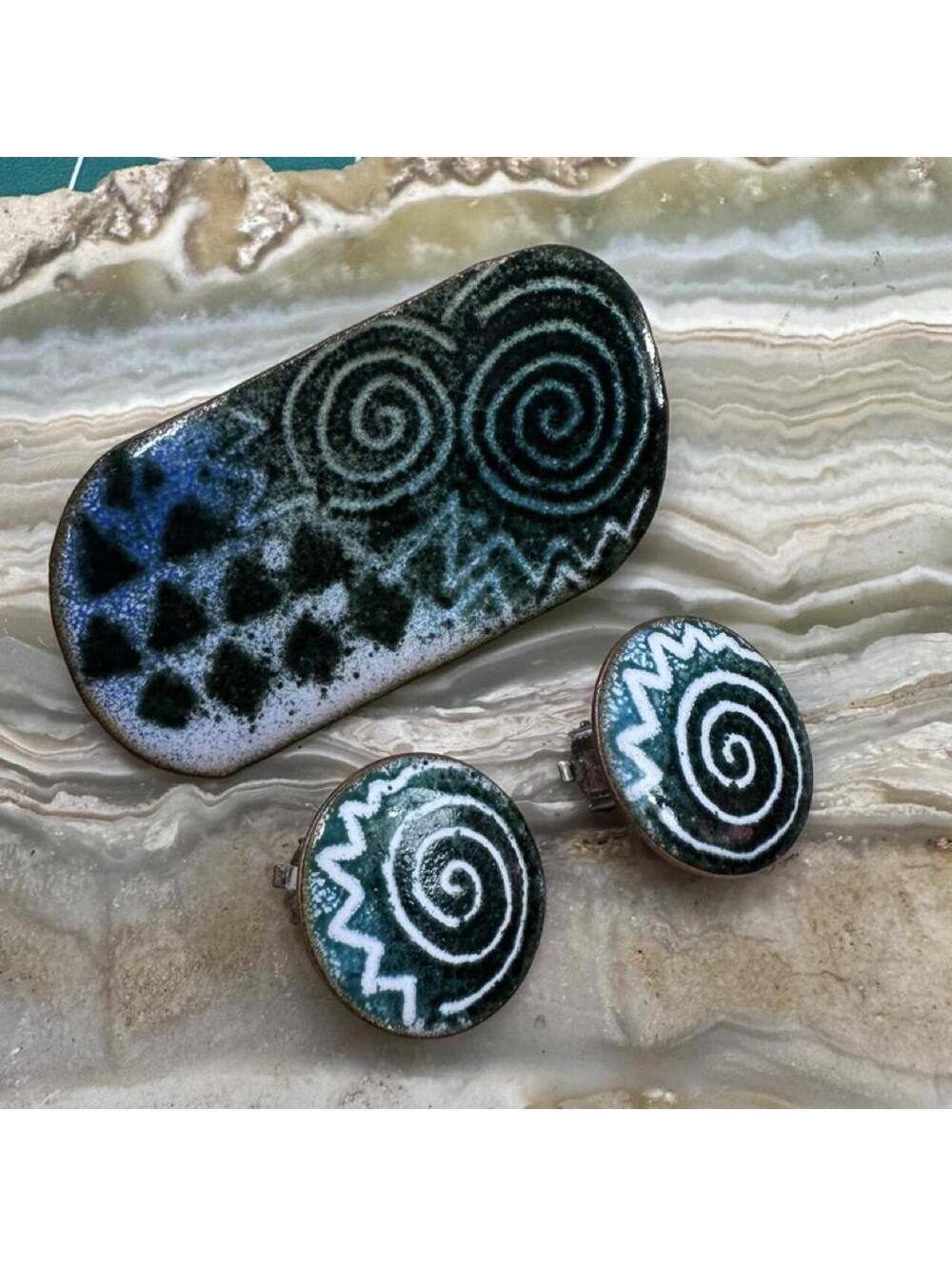 Vintage Enamel Brooch & Clip-On Earrings Set – Mid-Century Modern Style